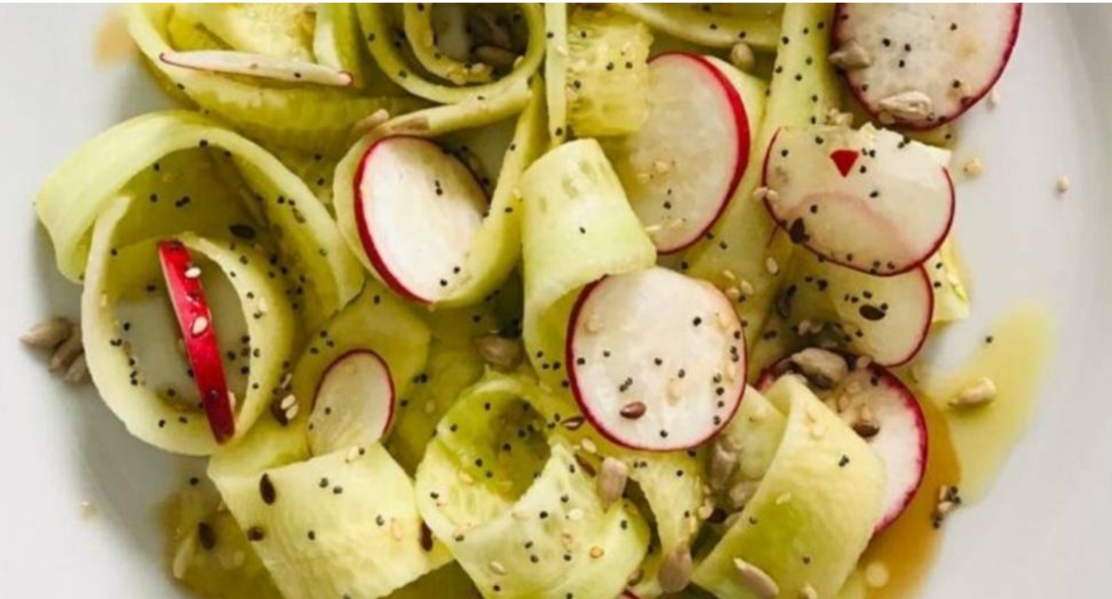 Ensalada de pepino y rábanos con sardinas en Papillote